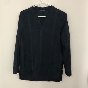 Banana Republic women’s v neck top